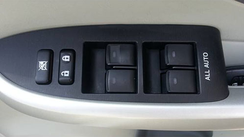 中京自動車整備が提供するプリウス教習車(操作ボタン(フロントドア))